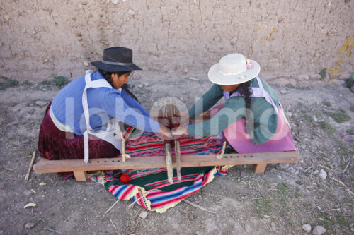 Herrichten des Webstuhls (Bolivien, Inca Pallay) - lobOlmo Fair-Trade-Fotoarchiv