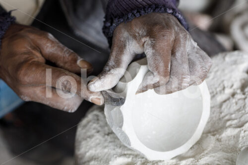 Herstellen einer Schale aus Speckstein (Kenia, Undugu) - lobOlmo Fair-Trade-Fotoarchiv