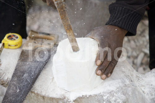 Herstellen einer Schale aus Speckstein (Kenia, Undugu) - lobOlmo Fair-Trade-Fotoarchiv