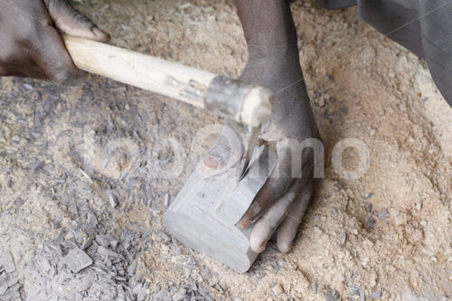Herstellen einer Tasse aus Speckstein (Kenia, Undugu) - lobOlmo Fair-Trade-Fotoarchiv