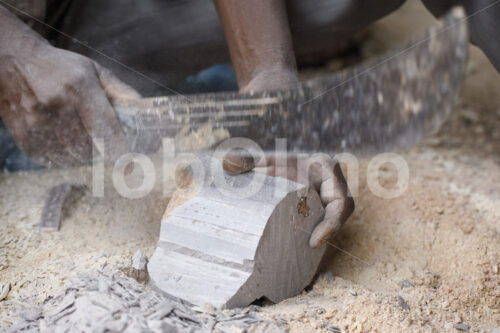 Herstellen einer Tasse aus Speckstein (Kenia, Undugu) - lobOlmo Fair-Trade-Fotoarchiv