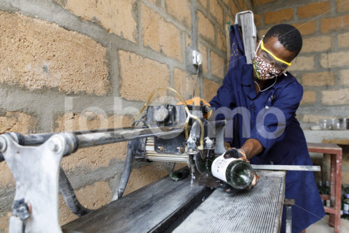 Herstellen einer Wasserkaraffe (Tansania, CHAKO) - lobOlmo Fair-Trade-Fotoarchiv