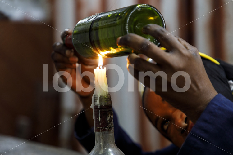 Herstellen eines Trinkglases (Tansania, CHAKO) - lobOlmo Fair-Trade-Fotoarchiv