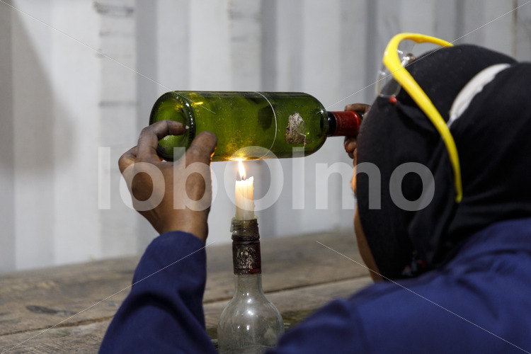 Herstellen eines Trinkglases (Tansania, CHAKO) - lobOlmo Fair-Trade-Fotoarchiv