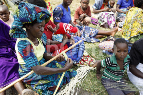 Herstellen getrockneter Palmblätter (Uganda, Bwindi Handmade) - lobOlmo Fair-Trade-Fotoarchiv
