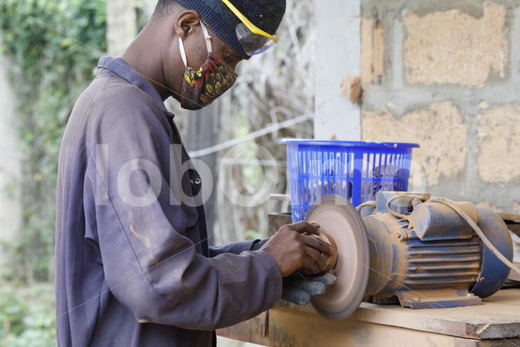 Herstellen von Holzverschlüssen (Tansania, CHAKO) - lobOlmo Fair-Trade-Fotoarchiv