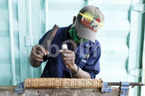 Herstellen von Holzverschlüssen (Tansania, CHAKO) - lobOlmo Fair-Trade-Fotoarchiv