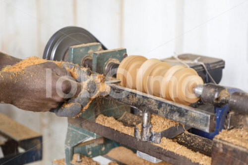 Herstellen von Holzverschlüssen (Tansania, CHAKO) - lobOlmo Fair-Trade-Fotoarchiv