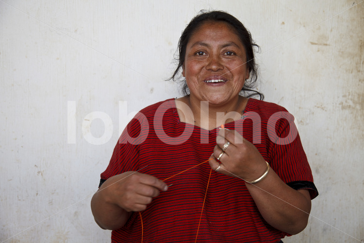 Herstellung von Sorgenpüppchen (Guatemala, Pop Atziaq) - lobOlmo Fair-Trade-Fotoarchiv