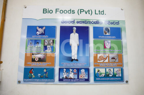 Hygienehinweise in der BioFoods-Gewürzfabrik (Sri Lanka, SOFA/BioFoods) - lobOlmo Fair-Trade-Fotoarchiv