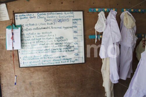 Hygienehinweise in der PODIE-Gewürzfabrik (Sri Lanka, PODIE) - lobOlmo Fair-Trade-Fotoarchiv