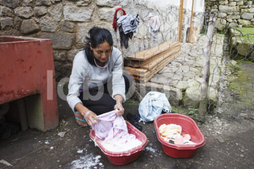 Kaffeebäuerin beim Wäsche waschen (Peru, COCLA) - lobOlmo Fair-Trade-Fotoarchiv