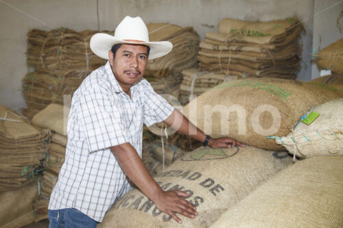 Kaffeebauer im Kaffeelager (Mexiko, UCOAAC) - lobOlmo Fair-Trade-Fotoarchiv