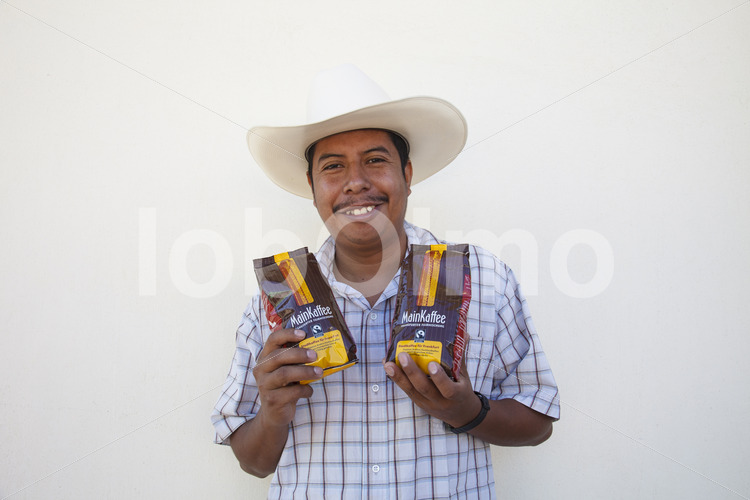 Kaffeebauer mit Frankfurter MainKaffee (Mexiko, UCOAAC) - lobOlmo Fair-Trade-Fotoarchiv