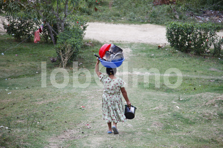 Kakaobäuerin auf dem Weg zum Geschirr spülen (Belize, TCGA) - lobOlmo Fair-Trade-Fotoarchiv