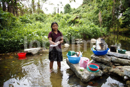 Kakaobäuerin beim Geschirr spülen (Belize, TCGA) - lobOlmo Fair-Trade-Fotoarchiv