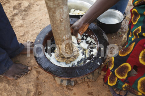 Kakaobäuerin beim Kochen (Ghana, Kuapa Kokoo) - lobOlmo Fair-Trade-Fotoarchiv