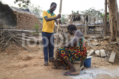 Kakaobäuerin mit Sohn beim Kochen (Ghana, Kuapa Kokoo) - lobOlmo Fair-Trade-Fotoarchiv