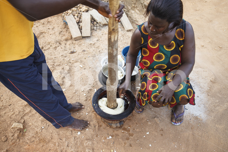 Kakaobäuerin mit Sohn beim Kochen (Ghana, Kuapa Kokoo) - lobOlmo Fair-Trade-Fotoarchiv