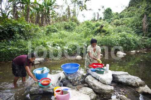 Kakaobäuerinnen beim Geschirr spülen (Belize, TCGA) - lobOlmo Fair-Trade-Fotoarchiv