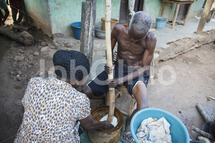 Kakaobauernehepaar beim Kochen (Ghana, ABOCFA) - lobOlmo Fair-Trade-Fotoarchiv