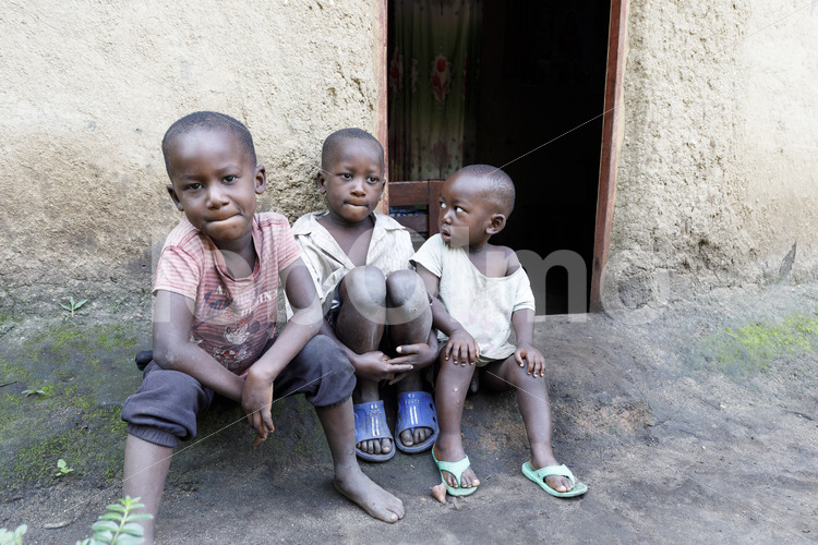 Kinder im Vanilledorf Sempenda (Uganda, RFCU) - lobOlmo Fair-Trade-Fotoarchiv