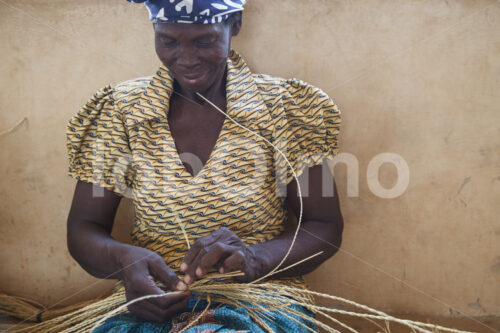 Korbflechten (Ghana, TradeAID) - lobOlmo Fair-Trade-Fotoarchiv