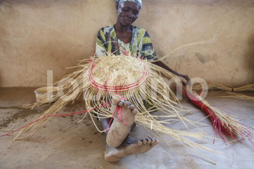 Korbflechten (Ghana, TradeAID) - lobOlmo Fair-Trade-Fotoarchiv