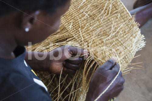 Korbflechten (Ghana, TradeAID) - lobOlmo Fair-Trade-Fotoarchiv