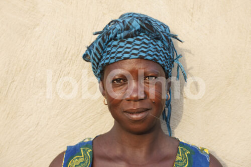 Korbflechterin (Ghana, TradeAID) - lobOlmo Fair-Trade-Fotoarchiv