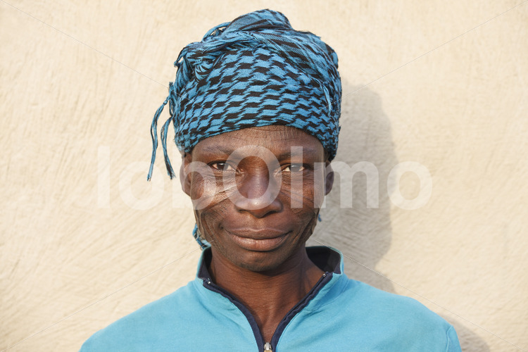 Korbflechterin (Ghana, TradeAID) - lobOlmo Fair-Trade-Fotoarchiv
