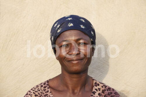 Korbflechterin (Ghana, TradeAID) - lobOlmo Fair-Trade-Fotoarchiv
