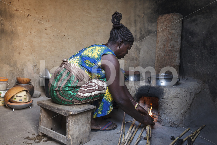 Korbflechterin beim Kochen (Ghana, TradeAID) - lobOlmo Fair-Trade-Fotoarchiv
