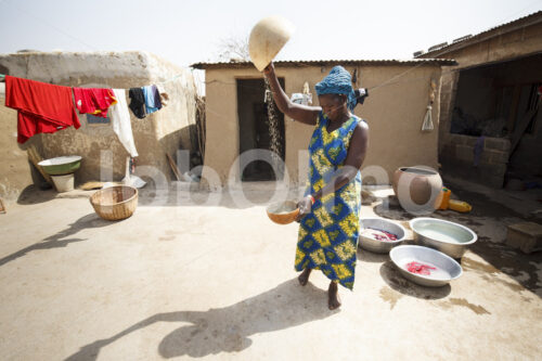 Korbflechterin beim Kochen (Ghana, TradeAID) - lobOlmo Fair-Trade-Fotoarchiv