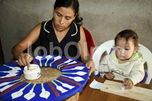 Lasieren von Holzstücken (El Salvador, La Semilla de Dios) - lobOlmo Fair-Trade-Fotoarchiv