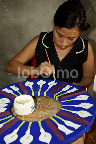 Lasieren von Holzstücken (El Salvador, La Semilla de Dios) - lobOlmo Fair-Trade-Fotoarchiv