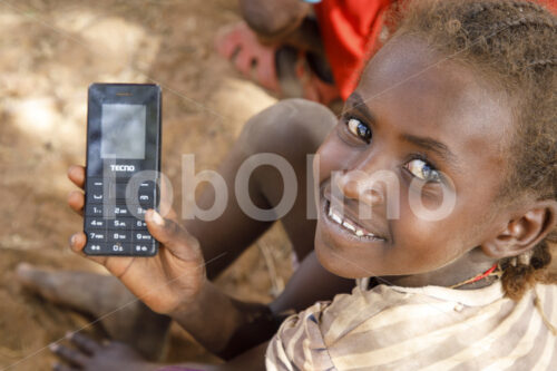 Mädchen mit Handy (Kenia, BeadWORKS) - lobOlmo Fair-Trade-Fotoarchiv
