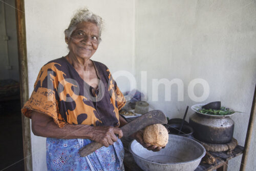 Manuelle Kokosmilchherstellung (Sri Lanka, MOPA/BioFoods) - lobOlmo Fair-Trade-Fotoarchiv