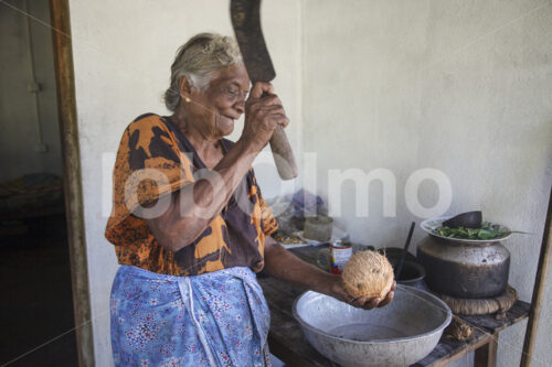 Manuelle Kokosmilchherstellung (Sri Lanka, MOPA/BioFoods) - lobOlmo Fair-Trade-Fotoarchiv