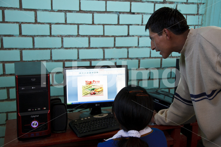 Mit Fair-Trade-Prämie finanzierte Computer (Peru, SOTRAMI) - lobOlmo Fair-Trade-Fotoarchiv