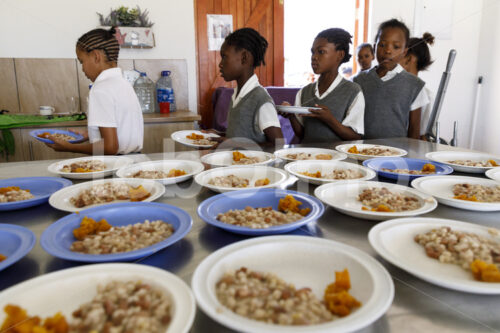 Mit Fair-Trade-Prämie finanzierte Schulspeisung (Südafrika, Stellar Organics) - lobOlmo Fair-Trade-Fotoarchiv