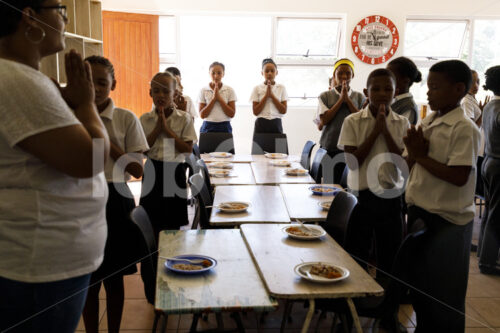 Mit Fair-Trade-Prämie finanzierte Schulspeisung (Südafrika, Stellar Organics) - lobOlmo Fair-Trade-Fotoarchiv