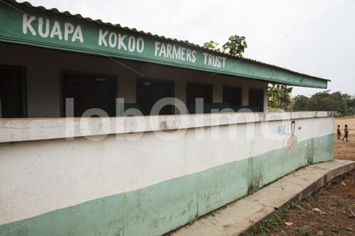 Mit Fair-Trade-Prämie finanzierte Schultoiletten (Ghana, Kuapa Kokoo) - lobOlmo Fair-Trade-Fotoarchiv