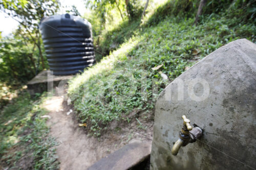 Mit Fair-Trade-Prämie finanzierter Wassertank (Uganda, RSF) - lobOlmo Fair-Trade-Fotoarchiv