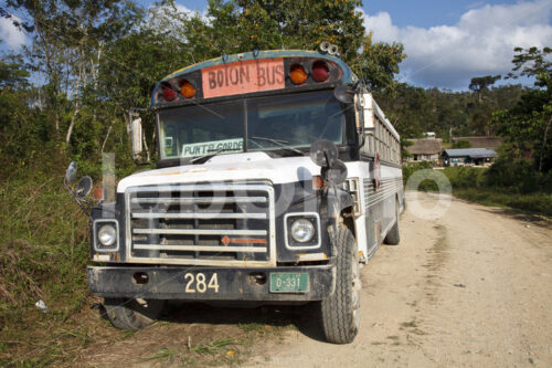 Öffentlicher Bus im Kakaodorf Punta Gorda (Belize, TCGA) - lobOlmo Fair-Trade-Fotoarchiv