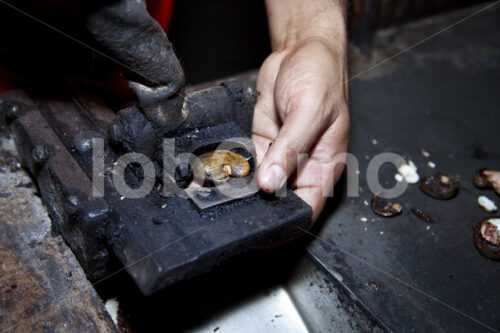 Öffnen gerösteter Cashews (El Salvador, APRAINORES) - lobOlmo Fair-Trade-Fotoarchiv