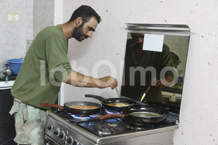 Olivenbauer beim Kochen (Palästina, CANAAN) - lobOlmo Fair-Trade-Fotoarchiv