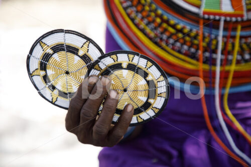 Perlenuntersetzer (Kenia, BeadWORKS) - lobOlmo Fair-Trade-Fotoarchiv