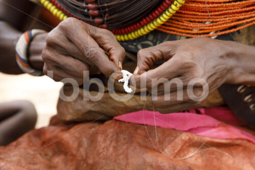 Perlenweben (Kenia, BeadWORKS) - lobOlmo Fair-Trade-Fotoarchiv