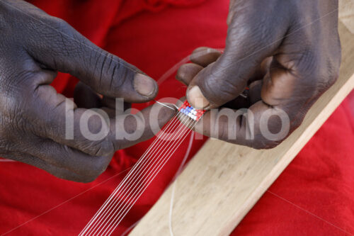 Perlenweben (Kenia, BeadWORKS) - lobOlmo Fair-Trade-Fotoarchiv